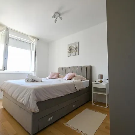 Lovre - Sea View And Private Parking Apartment Zadar
